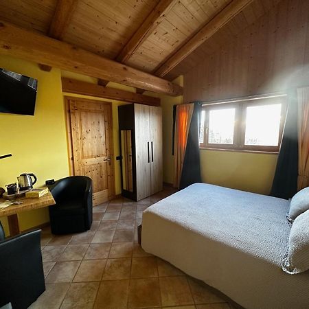 Chalet Chapeau Rar Castel Condino Exteriör bild