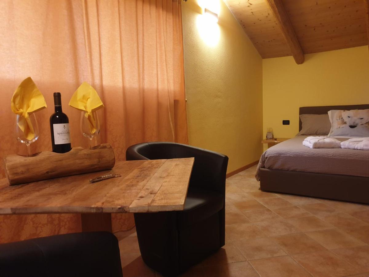 Chalet Chapeau Rar Castel Condino Exteriör bild