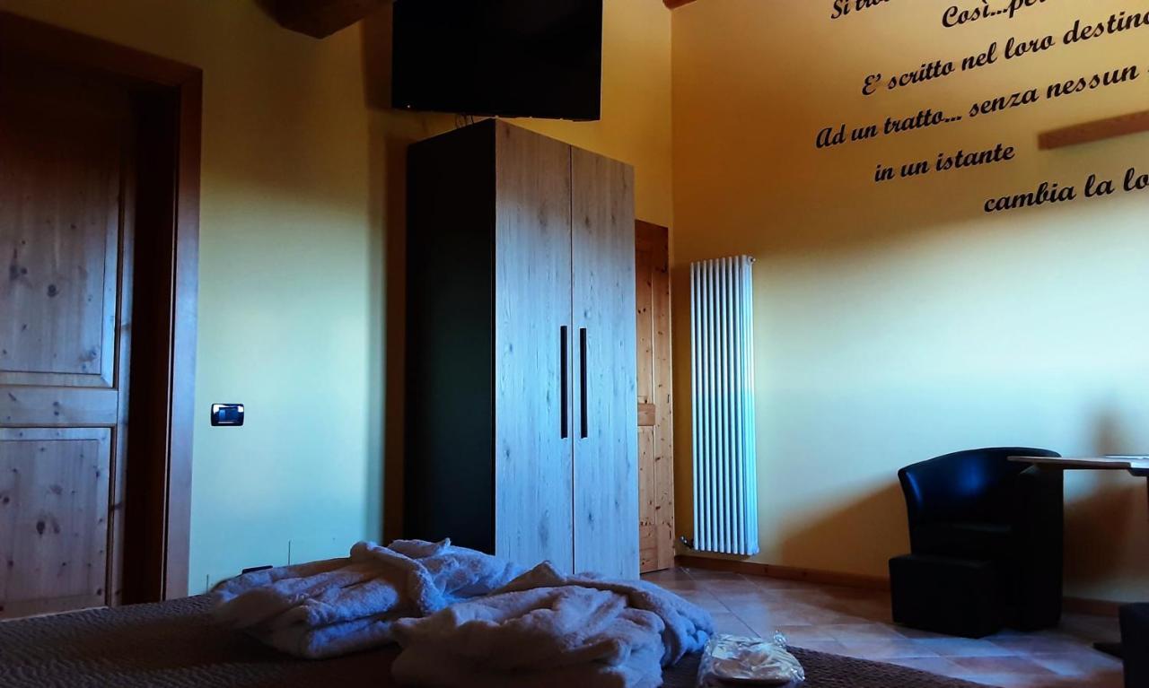 Chalet Chapeau Rar Castel Condino Exteriör bild