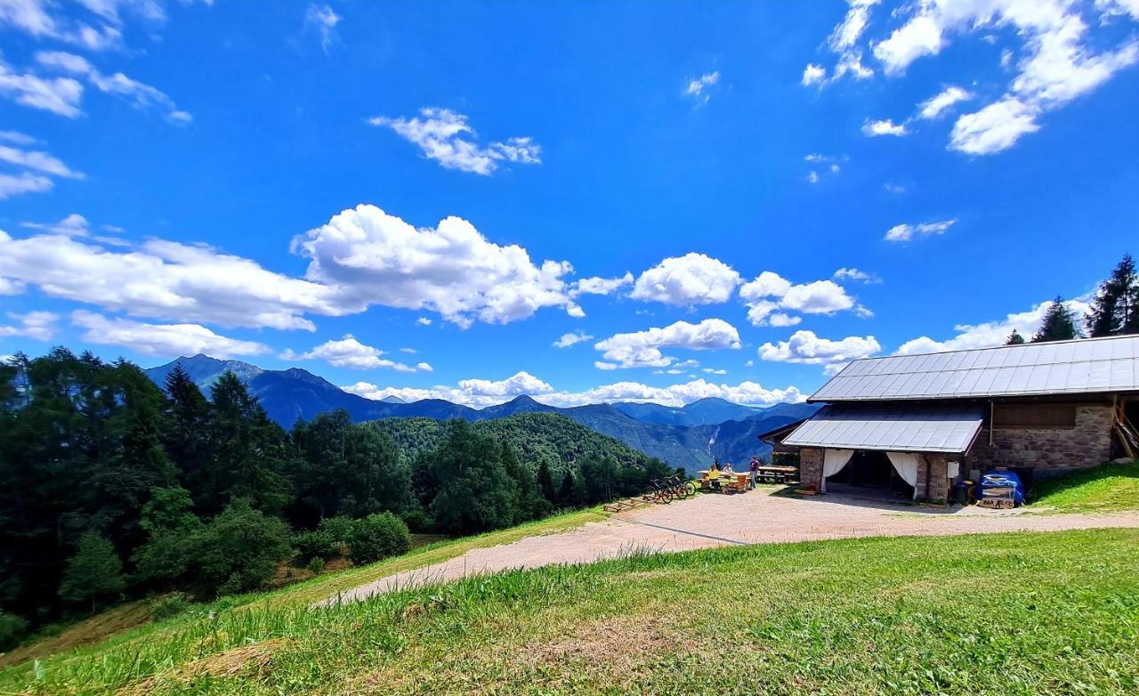 Chalet Chapeau Rar Castel Condino Exteriör bild
