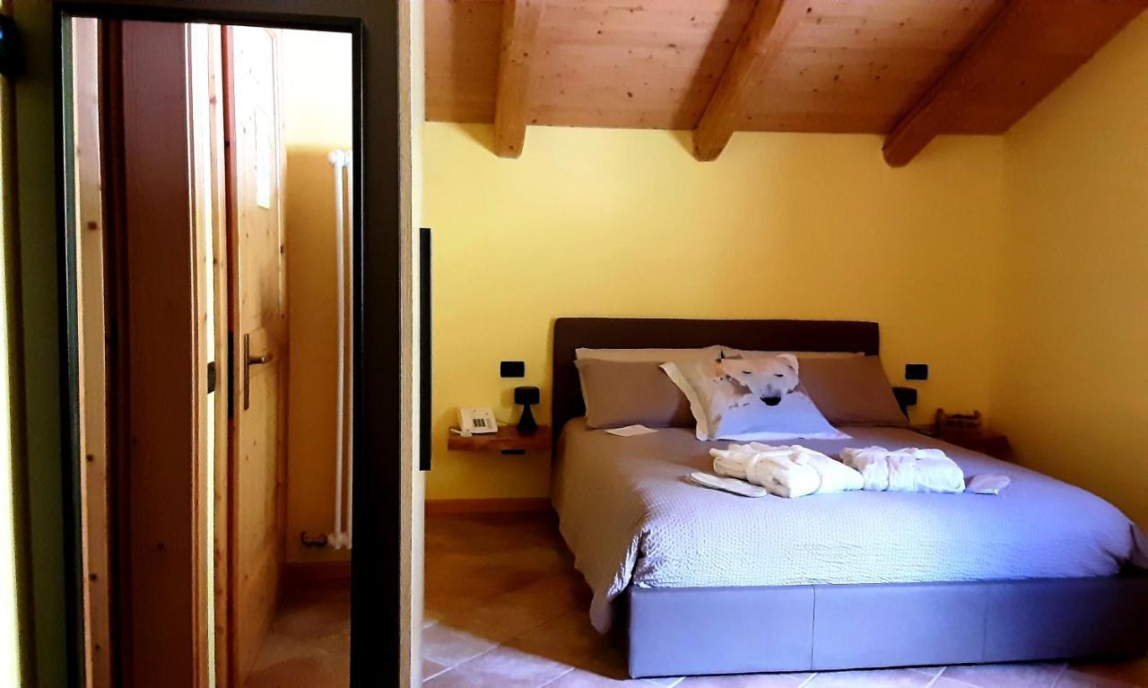 Chalet Chapeau Rar Castel Condino Exteriör bild