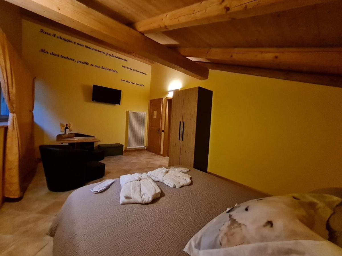 Chalet Chapeau Rar Castel Condino Exteriör bild