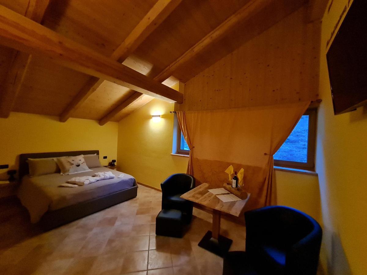 Chalet Chapeau Rar Castel Condino Exteriör bild