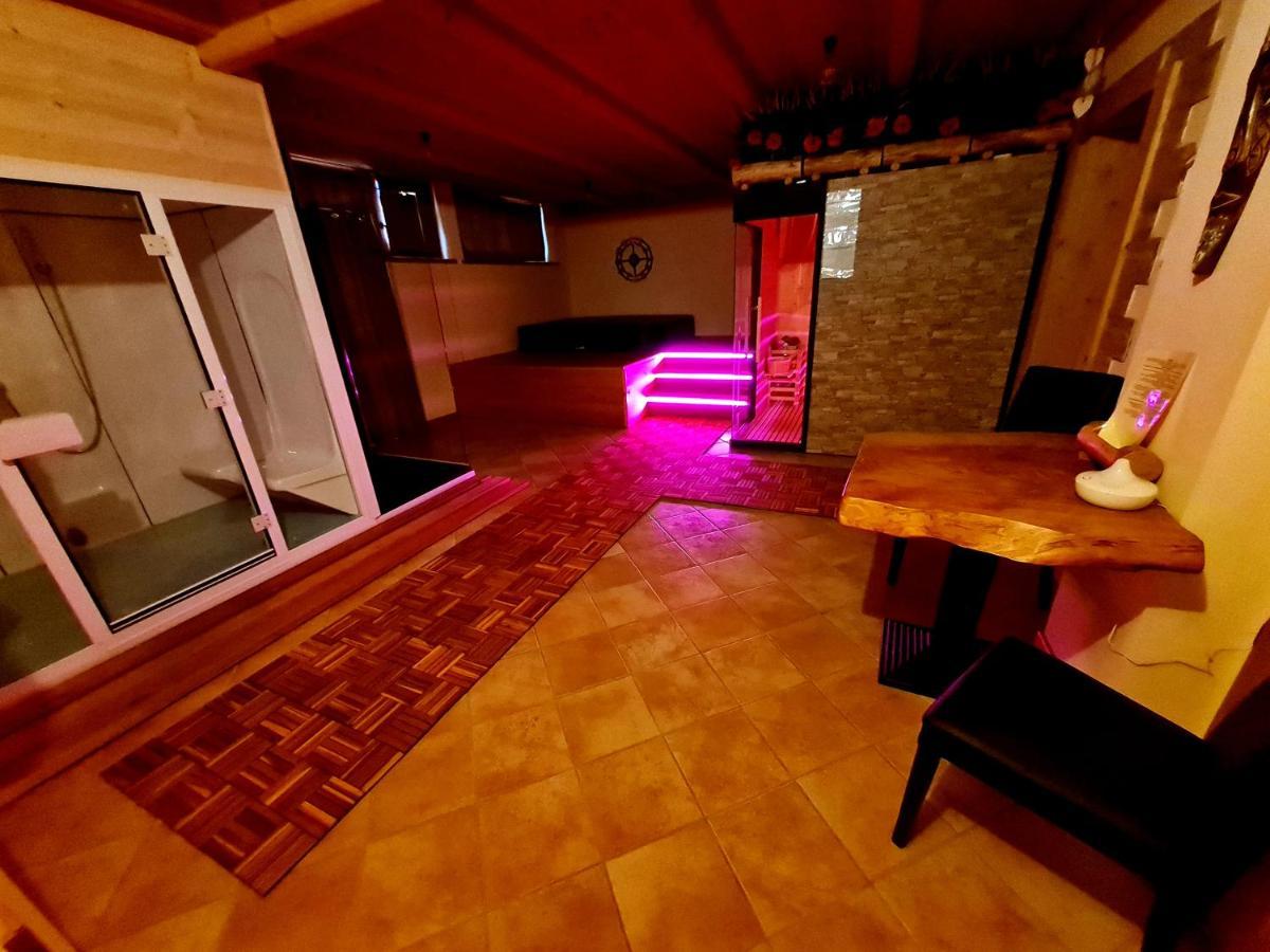 Chalet Chapeau Rar Castel Condino Exteriör bild