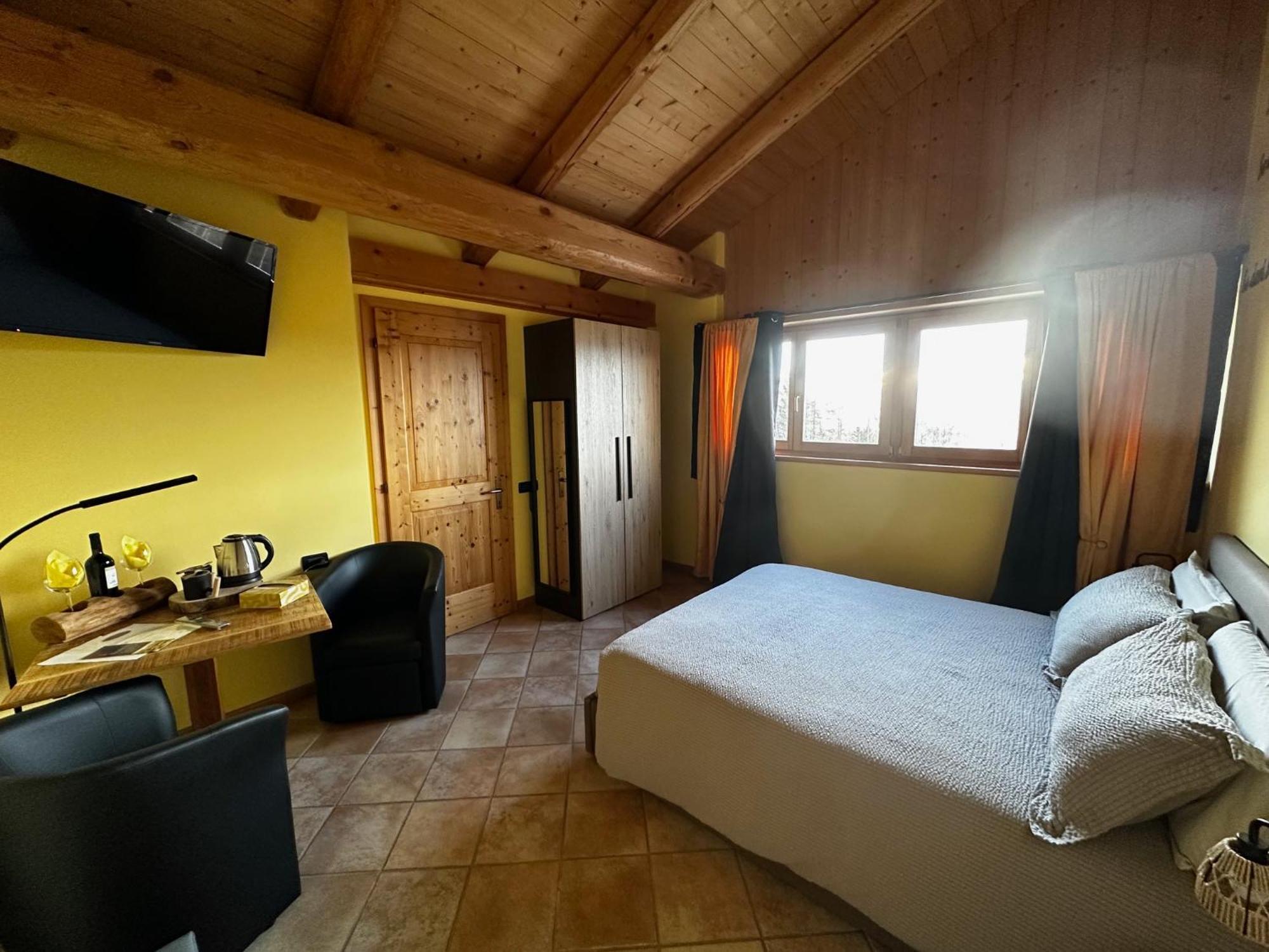 Chalet Chapeau Rar Castel Condino Exteriör bild