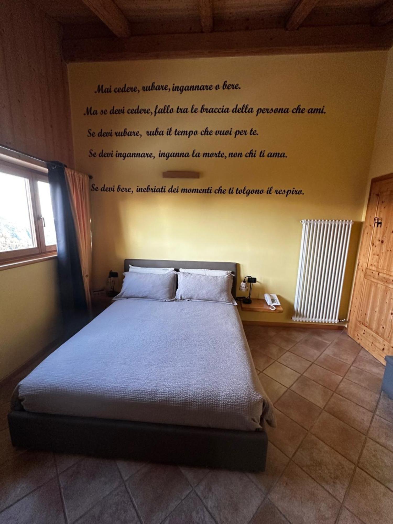 Chalet Chapeau Rar Castel Condino Exteriör bild